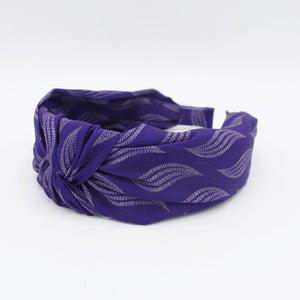 women knotted headband